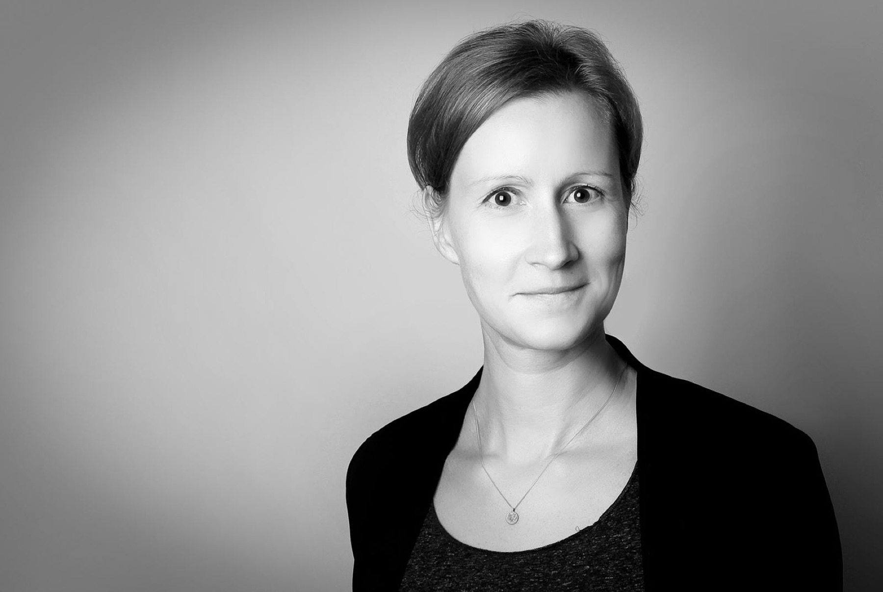 Porträt von Leni Schütze in Schwarzweiß